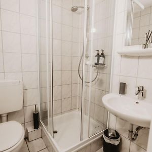 Standard Zimmer mit Kingsize-Bett